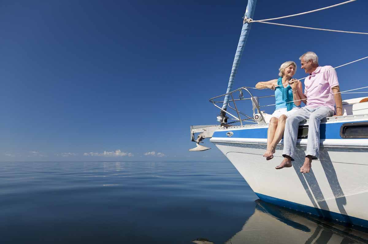 Что нужно для комфортной жизни. Люди на яхте. Прогулка на яхте. Счастливые пенсионеры путешествуют. Успешный человек на яхте.