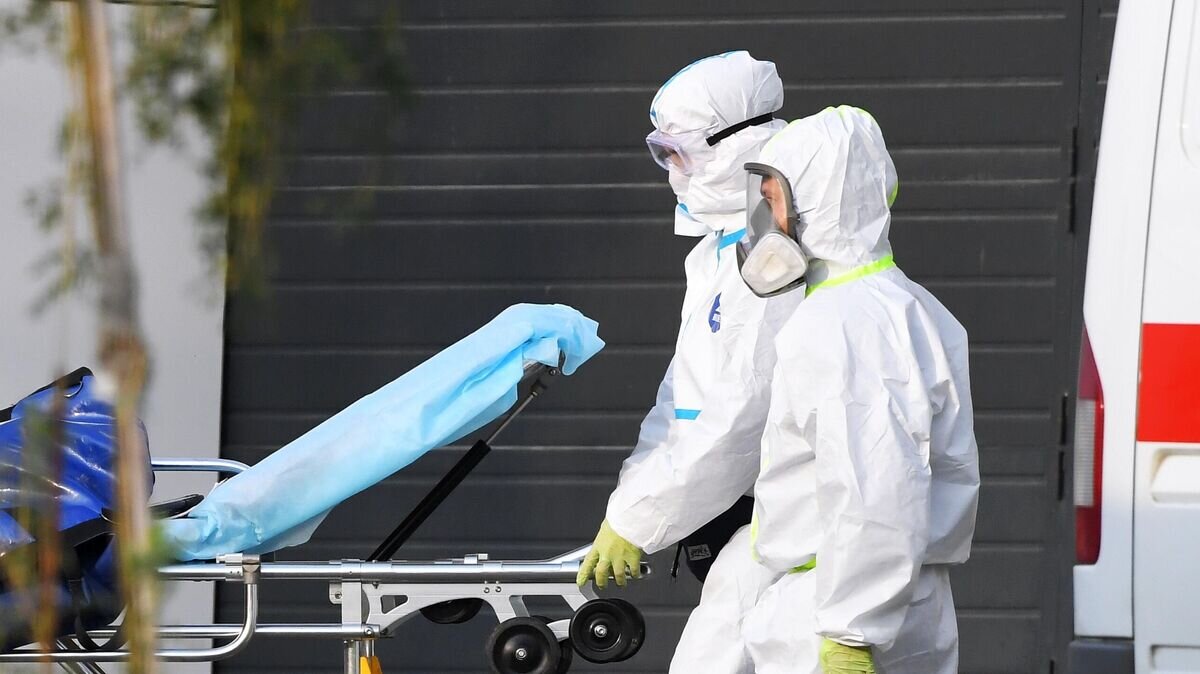    Медицинские работники на территории карантинного центра в Коммунарке© РИА Новости / Илья Питалев