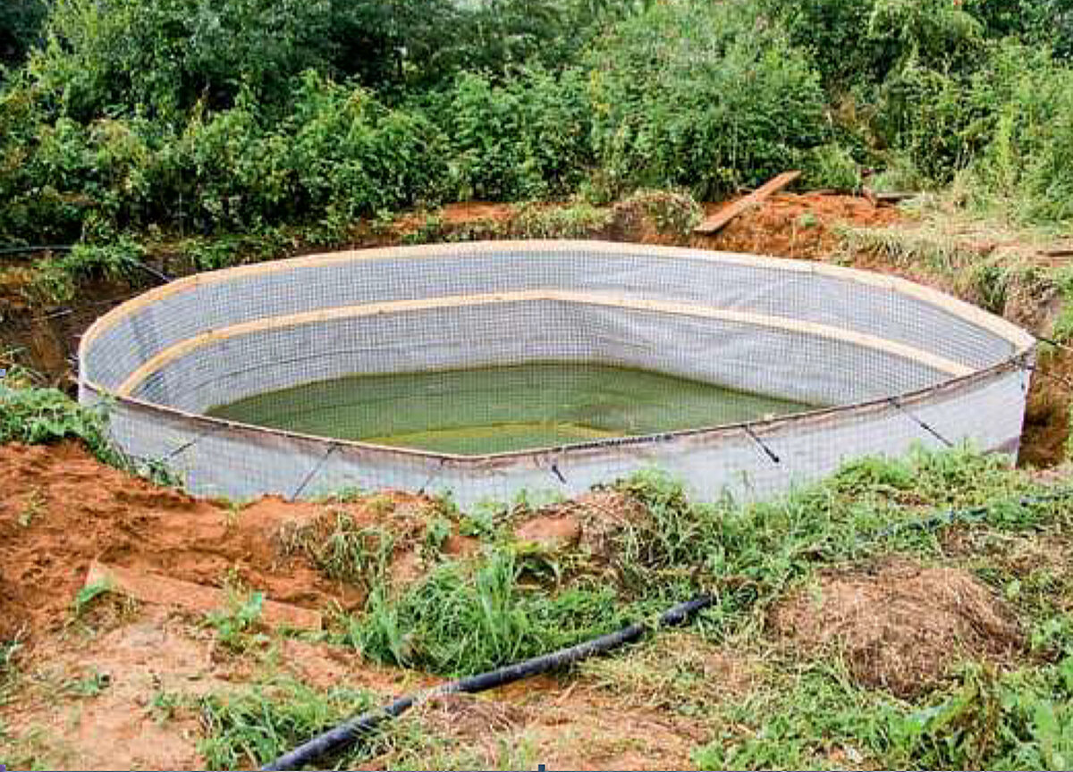 Грунтовые воды на участке залегают очень высоко - котлован глубиной 1,5 м сразу же заполнился водой