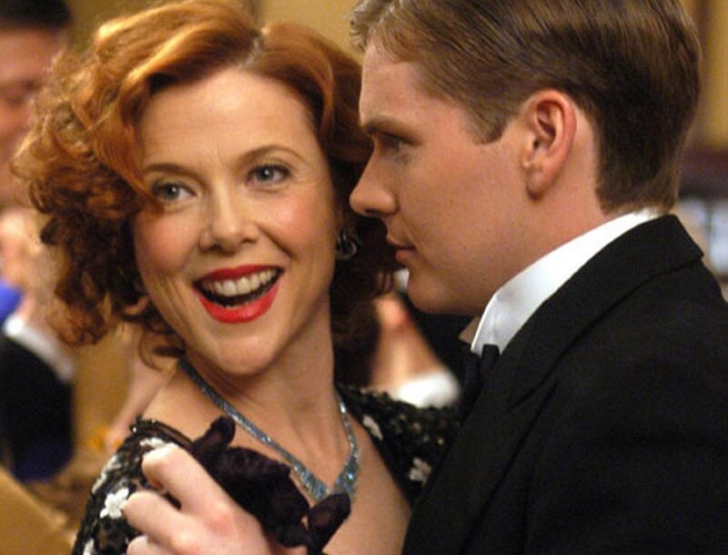 Кадр из фильма ‘Being Julia’ (2004) с Аннетт Беннинг. Скриншот.