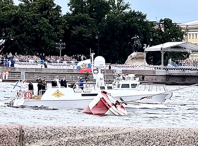 ВВП принимает парад ВМФ