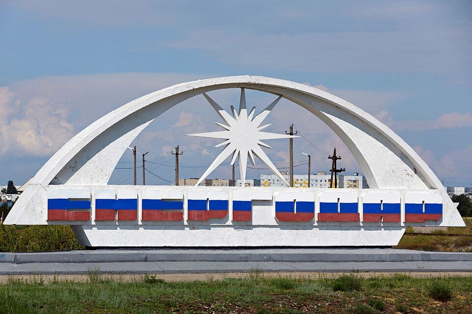     Запорожская Атомная электростанция расположена на берегу Днепра в городе Энергодаре  REUTERS