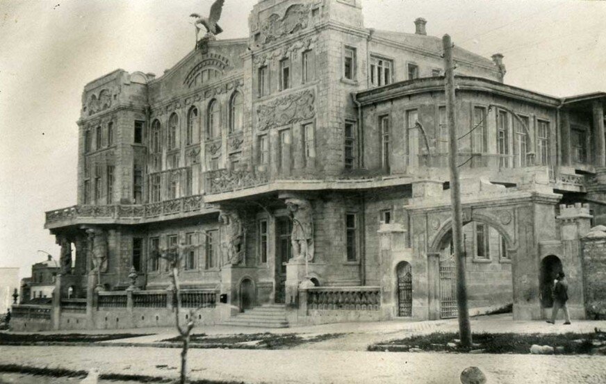 Новороссийск 1920 г. Дом с орлом, резиденция Черноморского губернатора, фото с сайта: https://humus.livejournal.com/