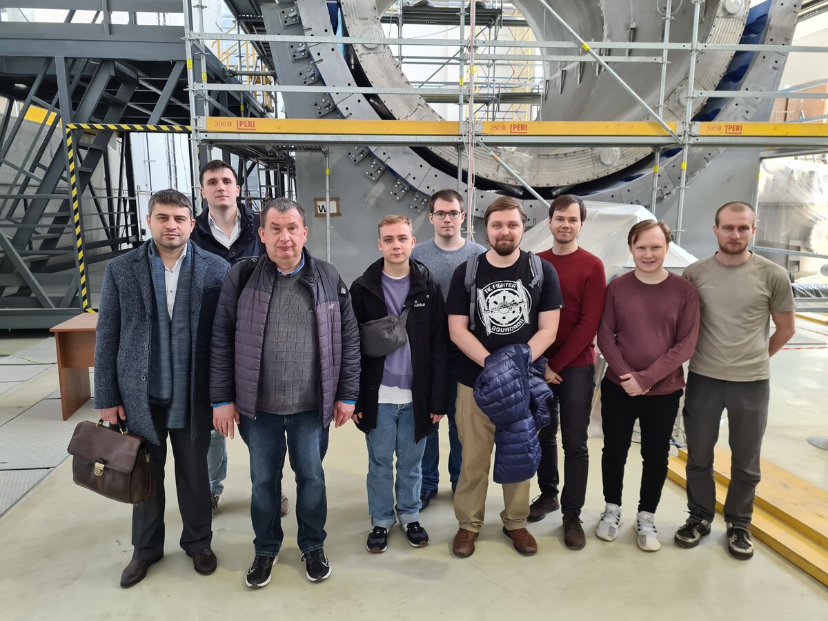    Сотрудники МИФИ в Объединенном институте ядерных исследований во время собрания коллаборации MPD (NICA), апрель, 2022 г.