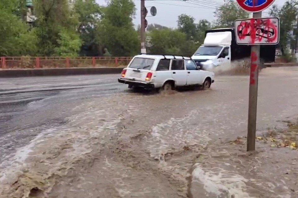     Машины преодолевают водные препятствия. Фото: кадр с видео