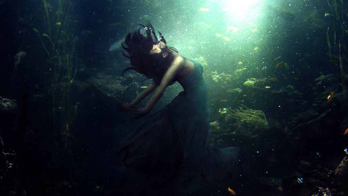Фотосессия под водой. Девушка тонет. Девушка под водой. Девушка тонет в море. Смотрит коршунов в море тонет