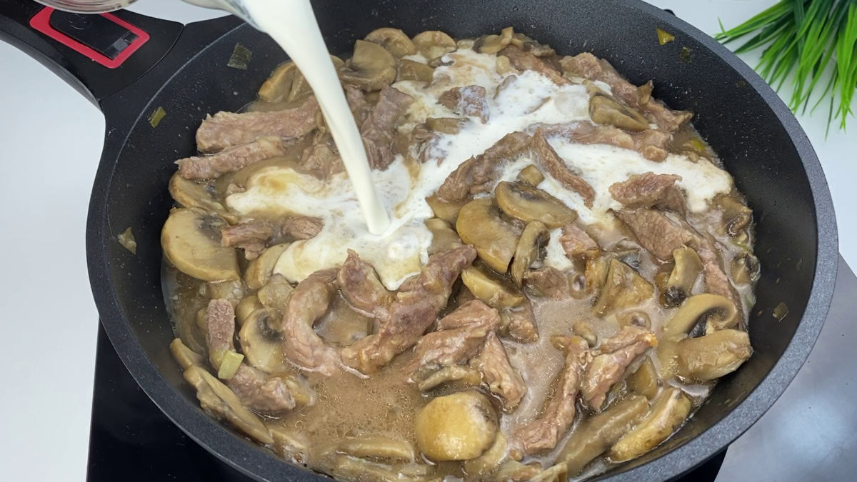 Мясо по кремлевски в сковороде. Мясо со сливочным маслом Холодное армянское блюдо. Мясо в сливках на сковороде рецепт.