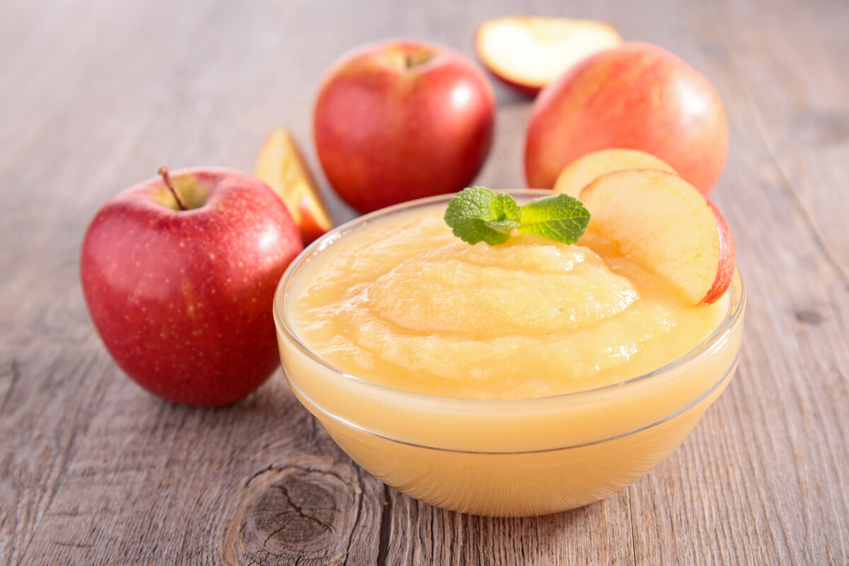 Готовим домашнее яблочное пюре на зиму по простому рецепту. Нежное, вкусное и ароматное: подавайте его к блинчикам, оладьям, сырникам, творожным запеканкам, кашам или просто так на десерт.