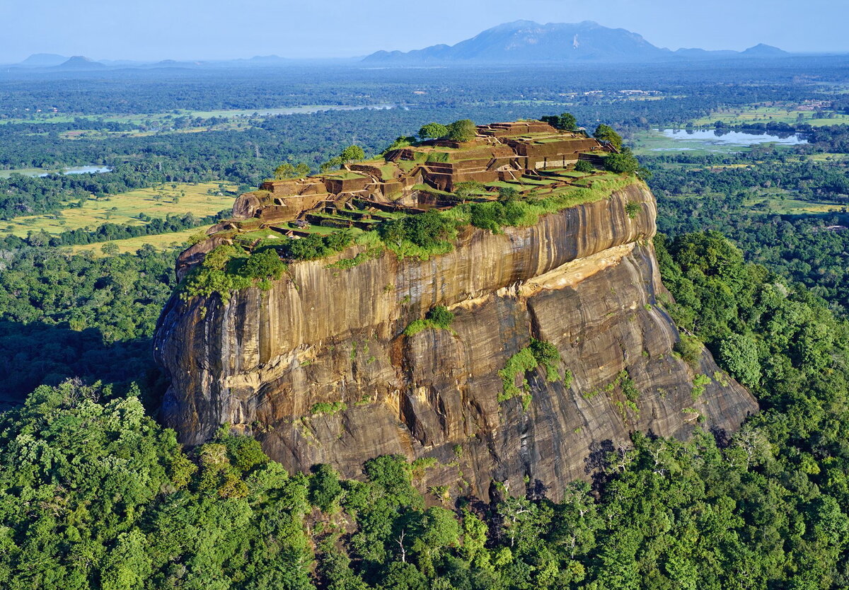 Скала Сигирия.
Источник фото: https://razumnotravel.ru/wp-content/uploads/2021/09/SHri-Lanka.jpg