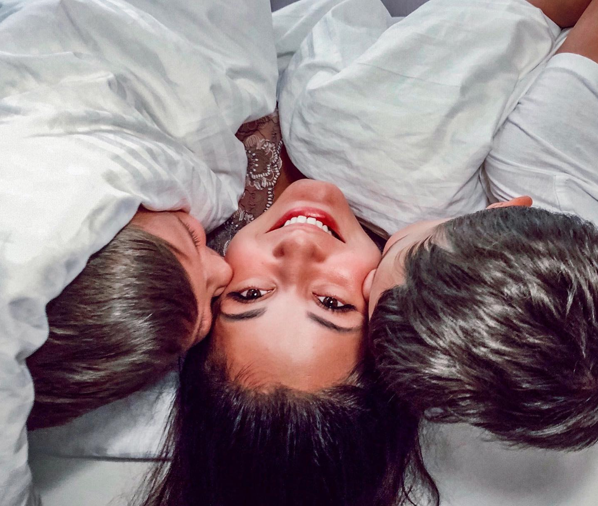 Добрый утро! Меня зовут Вика, я — семейный психолог, телеведущая, автор книг «Это же ребенок» и «Это же любовь» и мама троих детей.