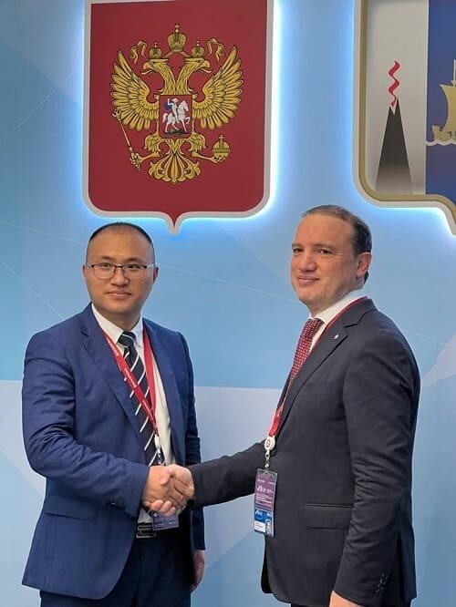 Евгений Пакерманов и Русс Сун Ляном дают старт российско-китайскому водородному проекту. Фото "Росатом"