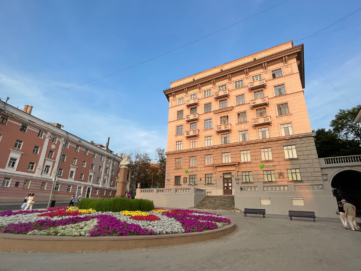 Выход на самые тихие романтичные улицы начинается за главной в городе старинкой, Минина 1. Тут, кстати, жил генерал Ивлиев. 