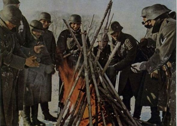    Фашисты греются у костра. 1941