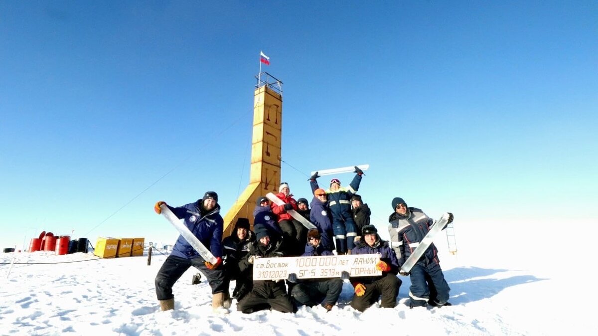 Специалисты Российской антарктической экспедиции с керном рекордного возраста. Фото: ААНИИ