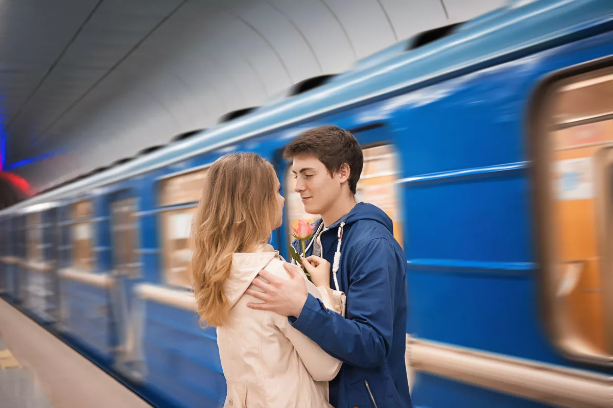 Пара пассажир. Love story в метро. Поцелуй в метро. Романтика в метро. Пара в метро.