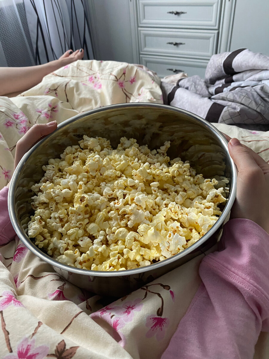 Один из наших девичников дома. Диван, хорошее кино и попкорн 🍿 