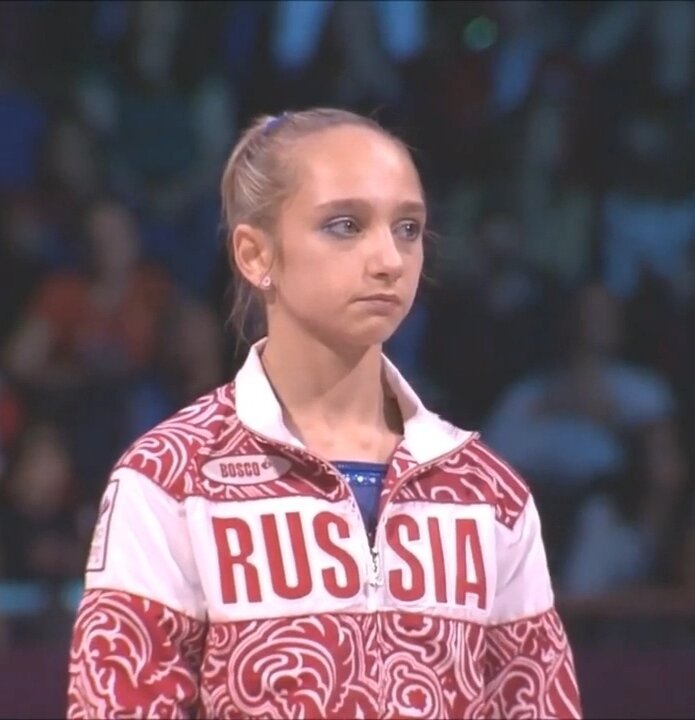 Виктория Комова в ожидании награды за второе место в абсолютном первенстве в Олимпийском Лондоне-2012.