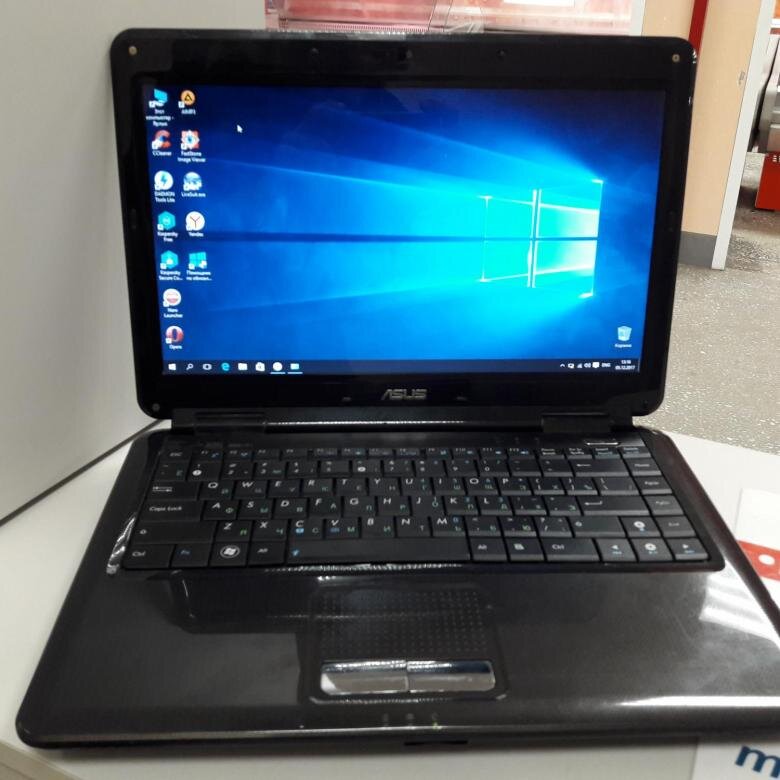 Примерно так выглядит этот ноутбук в реальной жизни.