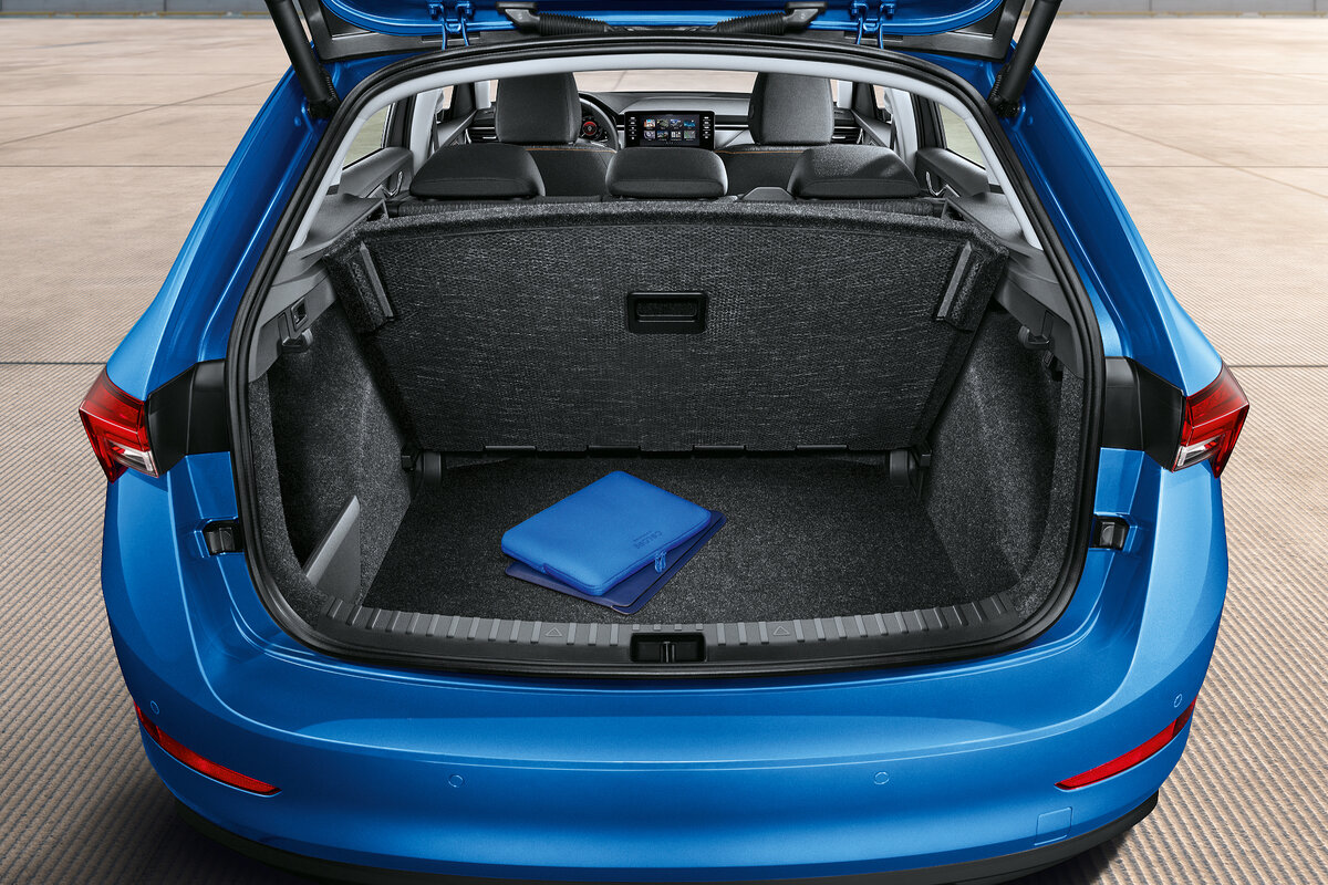 Тот, кто откроет заимствованную у  Rapid  заднюю дверь, увидит багажник объемом 467 л. С максимально возможными 1.410 литрами,  Scala подтверждает свою конкурентоспособность вплоть до сегмента универсалов.