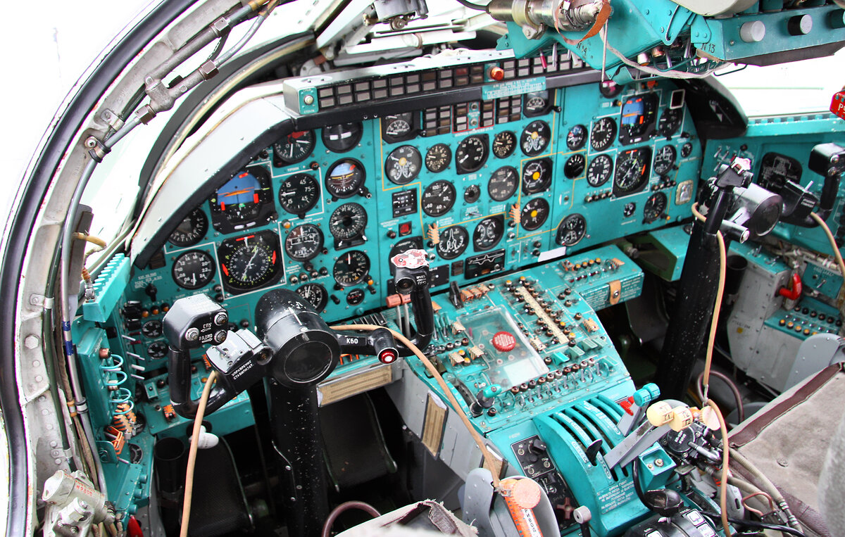 Источник фото: https://ru.wikipedia.org/wiki/Файл:Cockpit_of_Tupolev_Tu-22M3.jpg