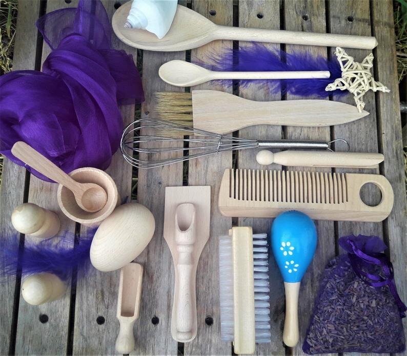 Чем младше ребёнок, тем меньше предметов должно быть в корзине. Лучше менять их почаще