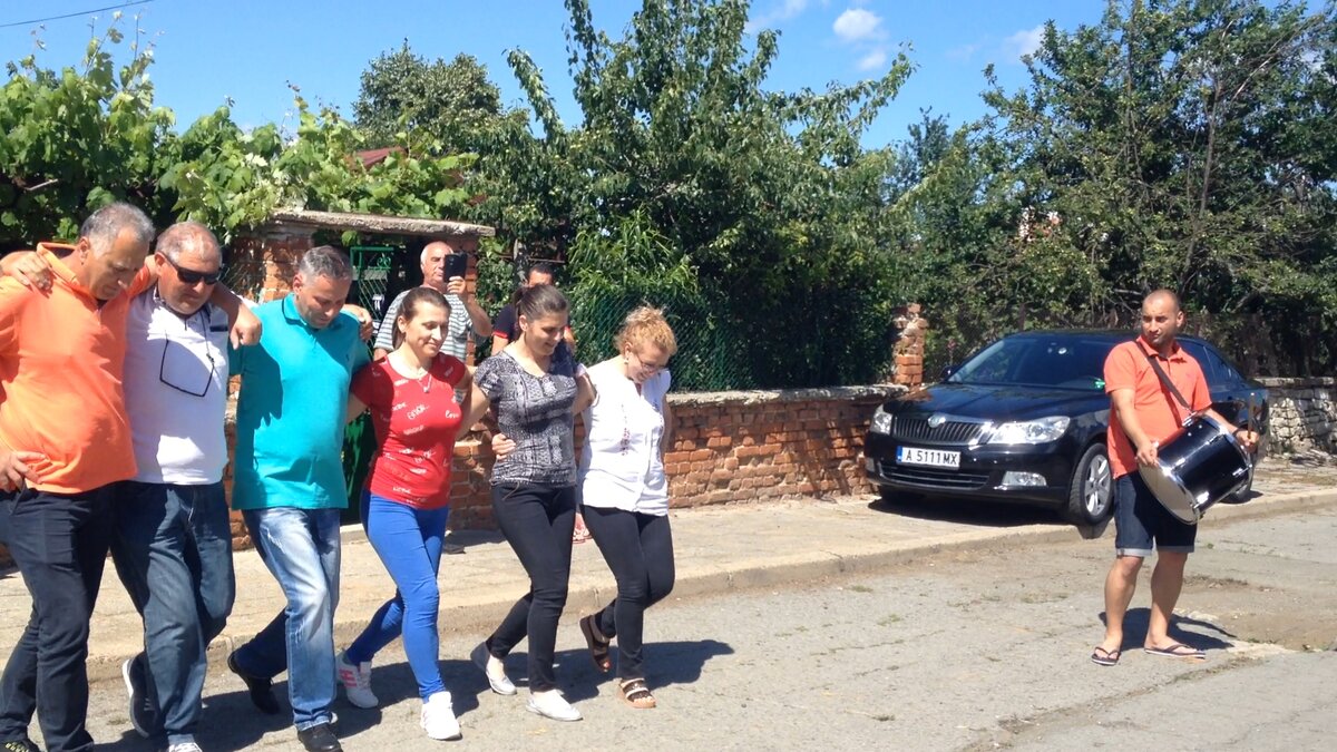 Болгарские танцы прямо на улицах села Подвис. Фото автора.