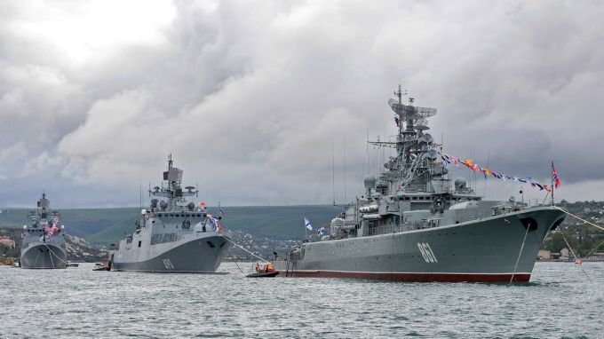 Парадный расчет кораблей ЧФ, Севастопольская бухта. Фото: Юрий Югансон