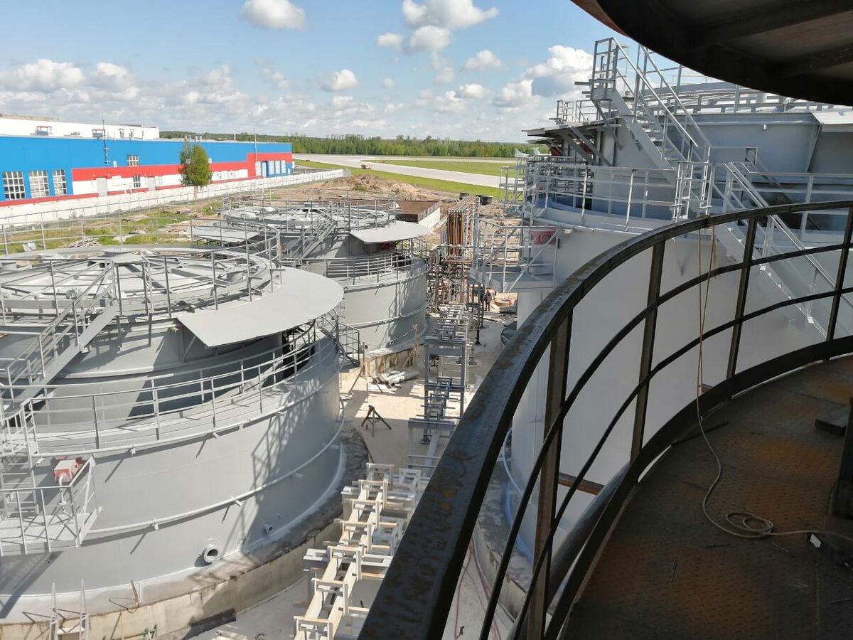 Вот и сами резервуары. Вот такого серого цвета грунтовка