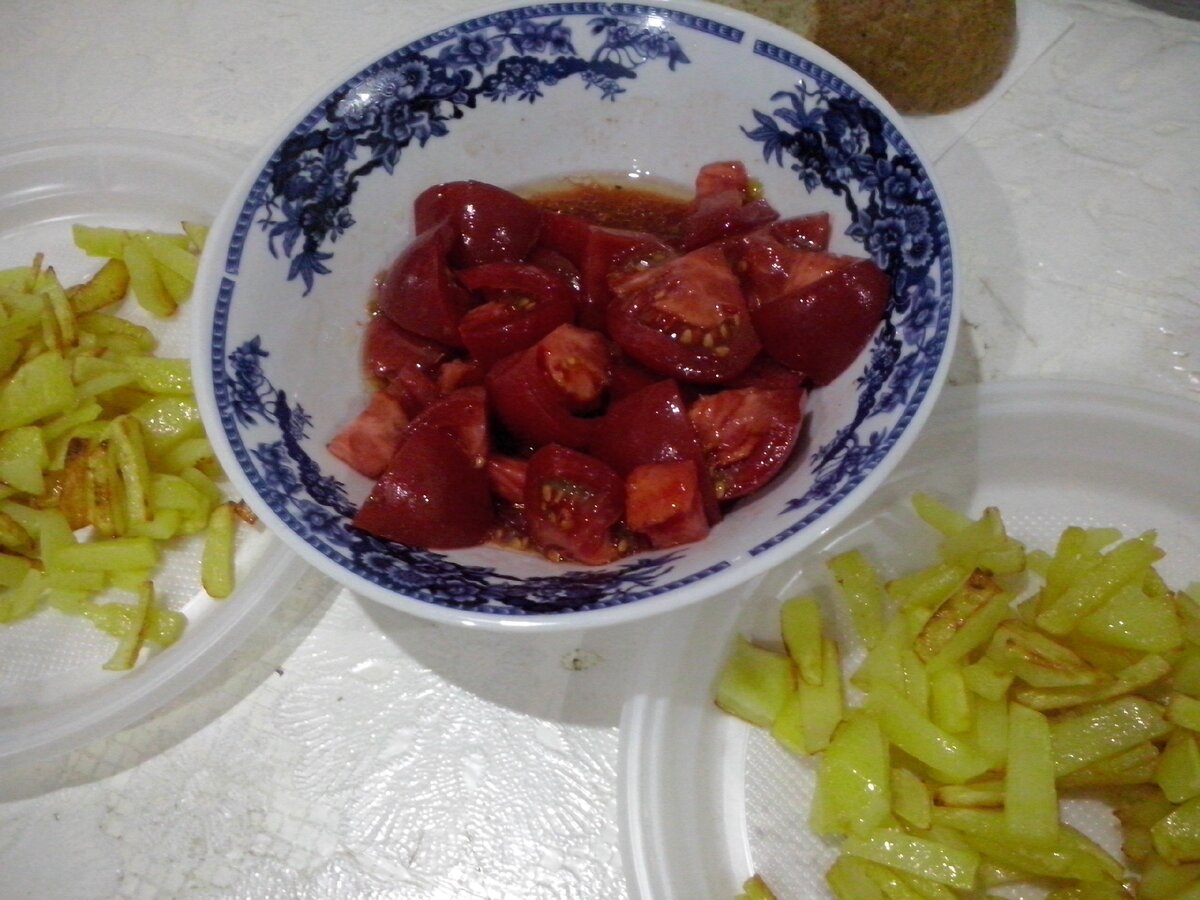 обычная жареная картошечка и вкусный салат из местных помидорок)
