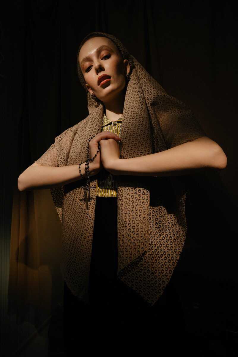 Серия фотографий "Leoretro" для майского выпуска немецкого журнала о моде Surreal Beauty Magazine (Ansbach, Germany). Фотограф Максим Самсонов, модель Софья Апакина, стилист Дарья Самсонова, визажист Елена Заморина. 2020 г.
