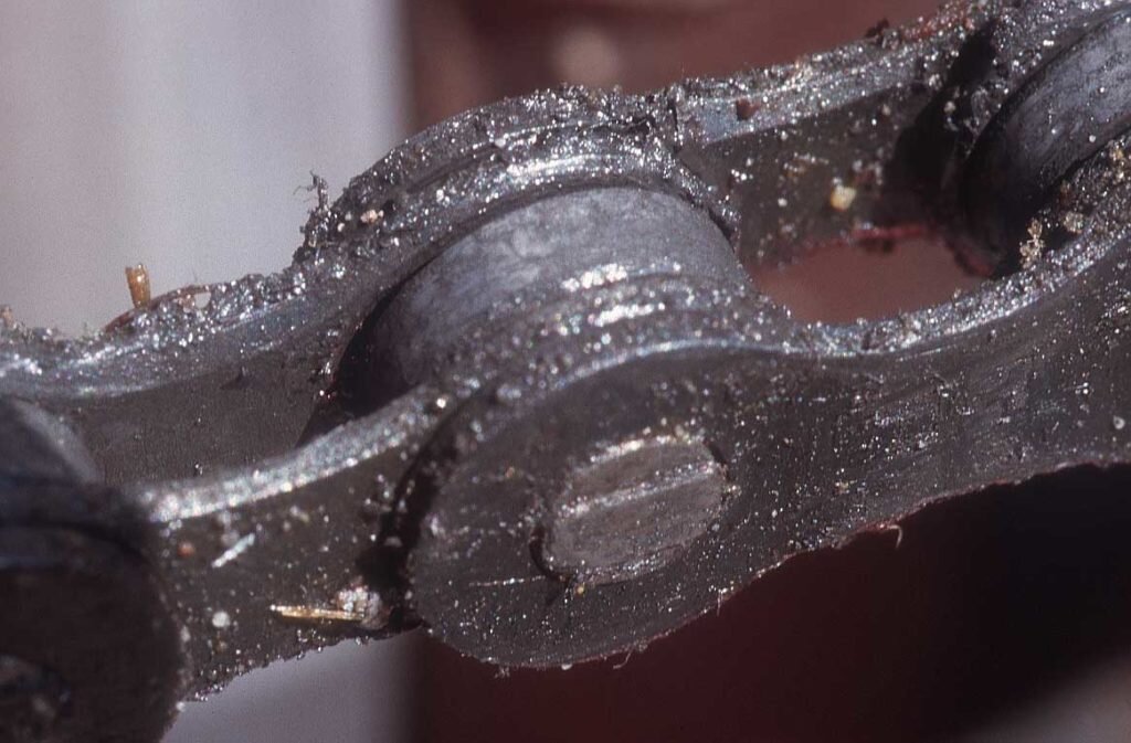 Неправильно смазанная цепь.