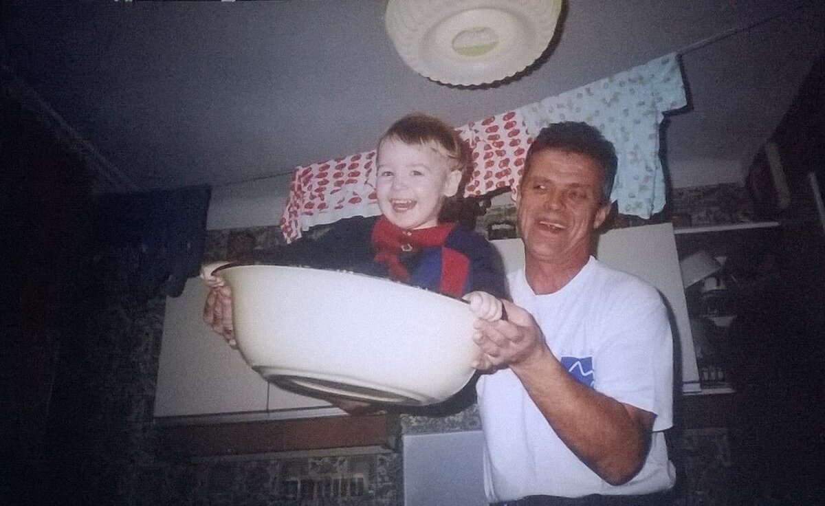 Это я  и дедушка. 11 декабря, 2002 год, мой День Рождения, мне исполнилось 2. Летаю в импровизированном самолёте