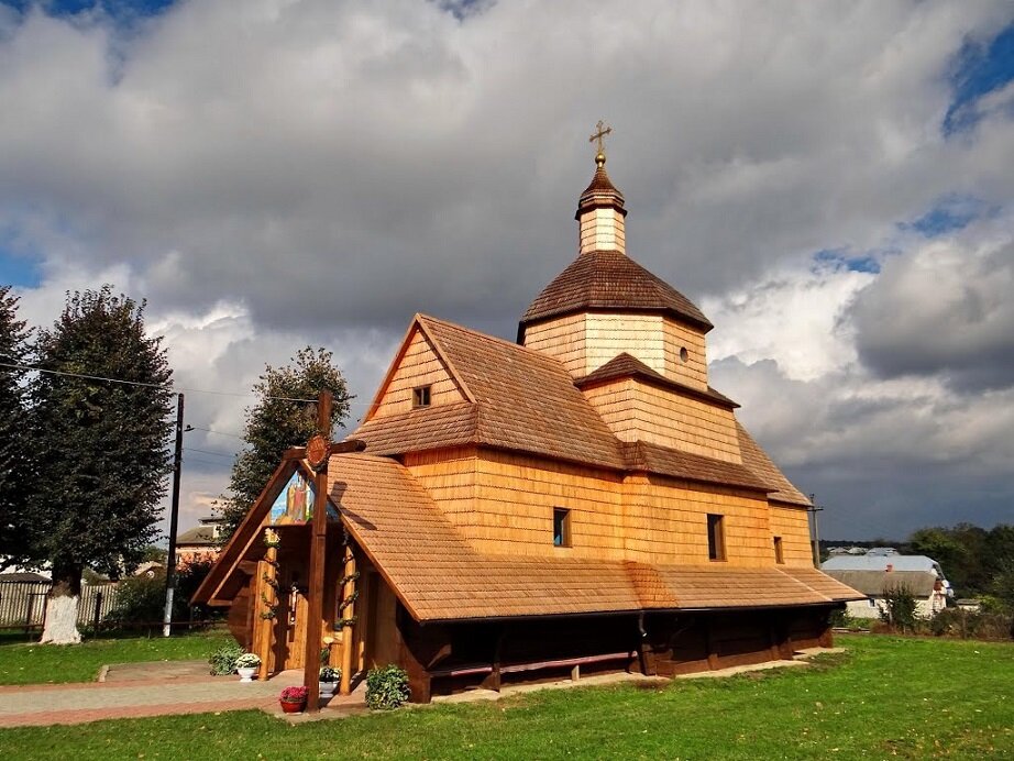 Церковь с городке, где родилась Мария Баворовская . mapio.net