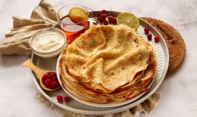 Как быстро и вкусно приготовить тонкие ажурные блинчики на молоке с дырочками. Подробный пошаговый рецепт с фото расскажет как приготовить даный пирог.

Тонкие ажурные блинчики на молоке с дырочками, рецепт с фото которых представлен ниже - это классический вариант лакомства. Они не подходят подачи с сиропом или джемом. Их можно делать со сладкими и солеными начинками - в любом случае они будут просто великолепны.