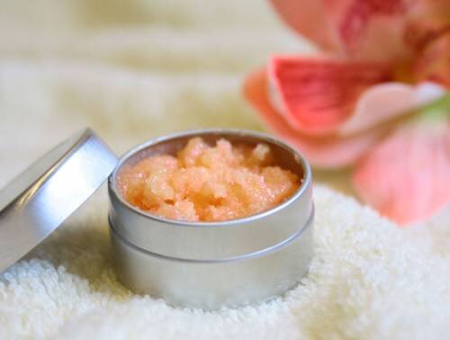 
Скраб и бальзам для губ – взаимно дополняющие друг друга косметические продукты. Отшелушивание предполагает последующее питание, которое, в свою очередь, будет гораздо более интенсивным после удаления ороговевших частичек с поверхности кожи