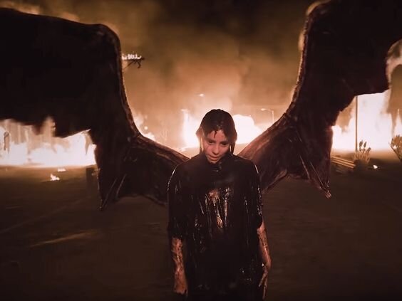 Билли в клипе на сингл "all the good girls go to hell"