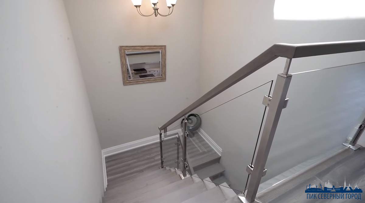 Данное направление значительно повлияло на массовое производство мебели. Создатели стиля стремились к промышленному, конвейерному производству красивых, удобных и доступных вещей, в которых будут использованы новейшие разработки и материалы. Именно в стилистике Баухауз, впервые стали использоваться встроенные шкафы и мебель на металлическом каркасе, а также разборная и модульная мебель. В России Баухауз быстро обрел популярность и востребованность, так как был родственным конструктивизму, который тогда, уже зародился в советском пространстве.