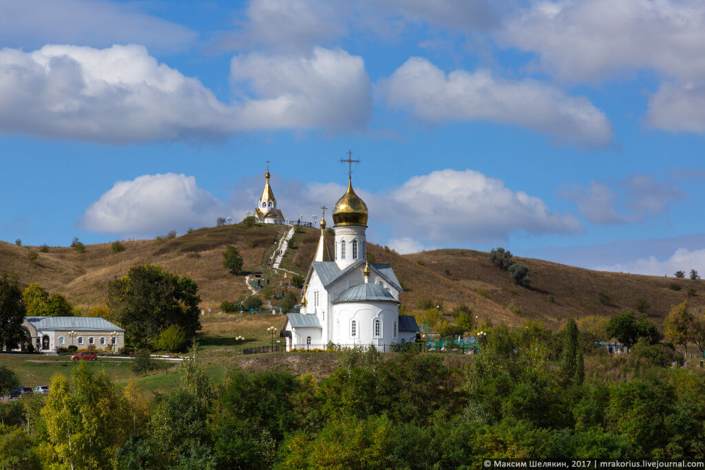 1. Вид с трассы на монастырь.