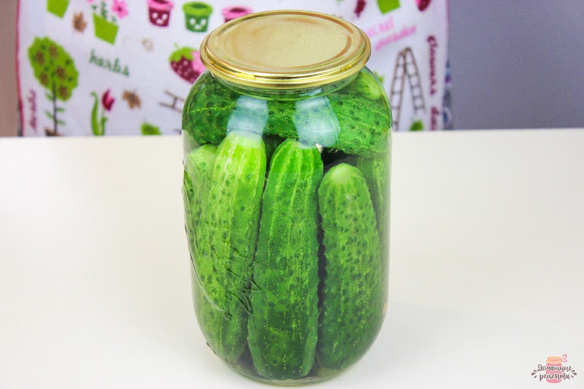 Огурцы помыть, замочить на один час в холодной воде (замачивать не обязательно). Срезать кончики на 2-4 мм.  Уложить огурцы в банку, залить кипятком на 2- 5 минут, воду слить в раковину, она больше не понадобится.  Огурцы опять залить новым кипятком на 2 минуты, воду из банки вылить в кастрюлю.