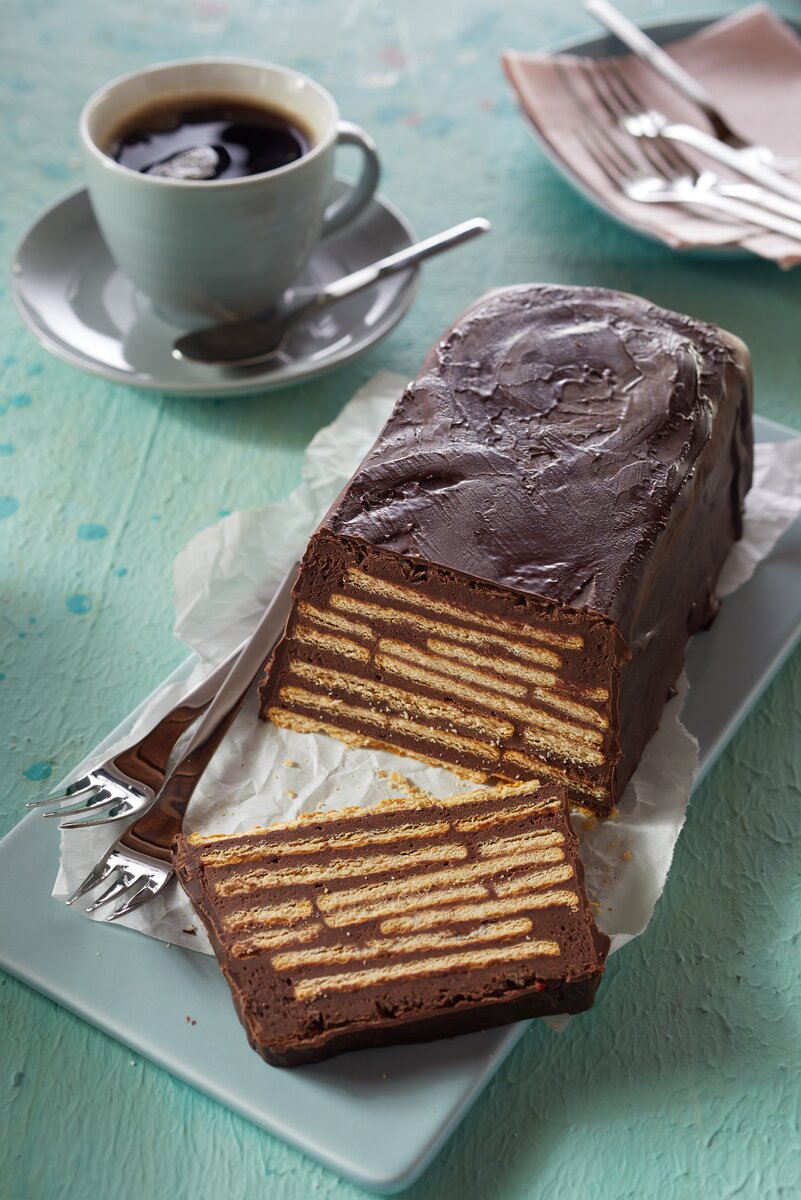 Для приготовления десерта берется плоское печенье 