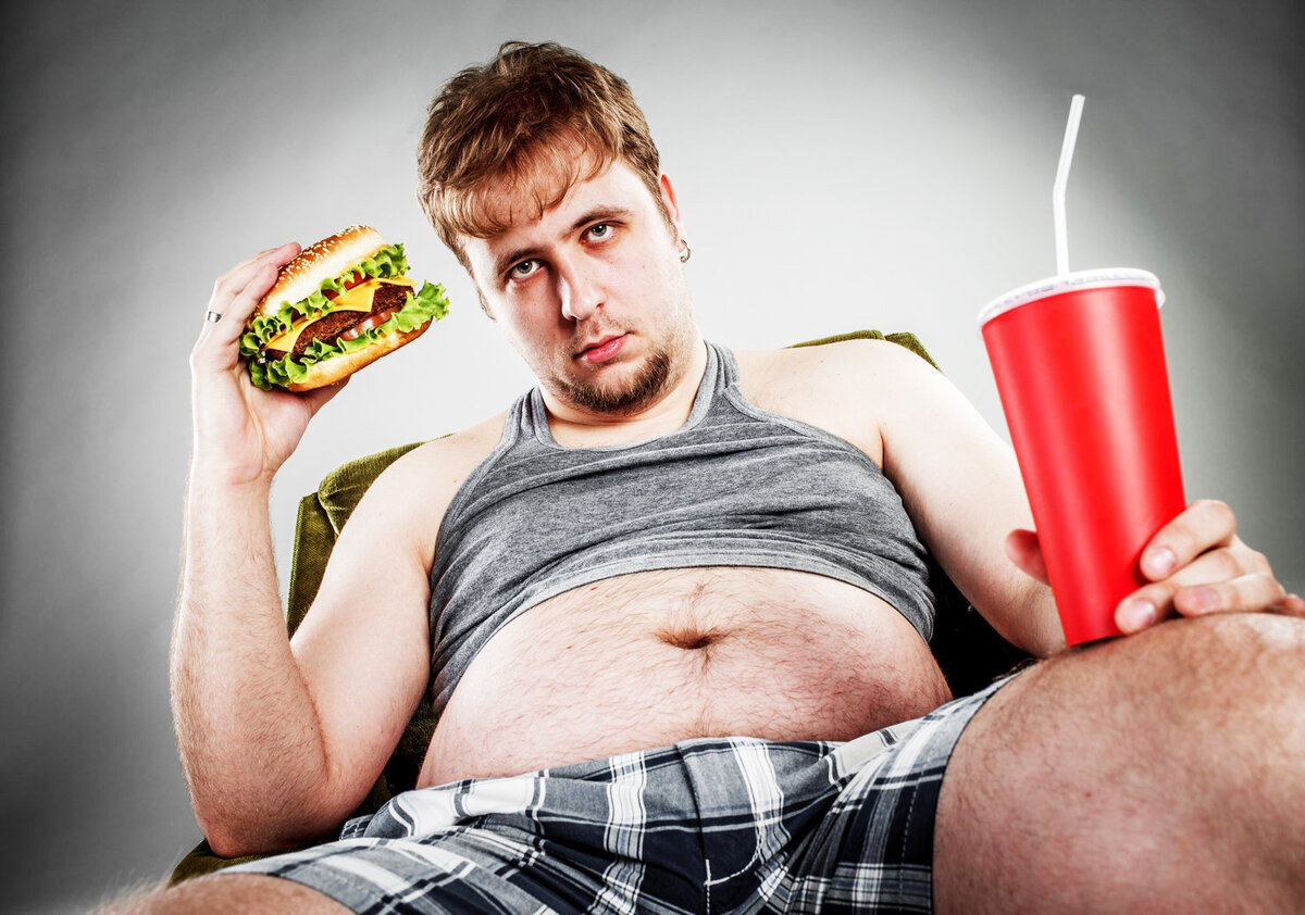 Мужчина набрал лишний вес, но он ему не мешает.