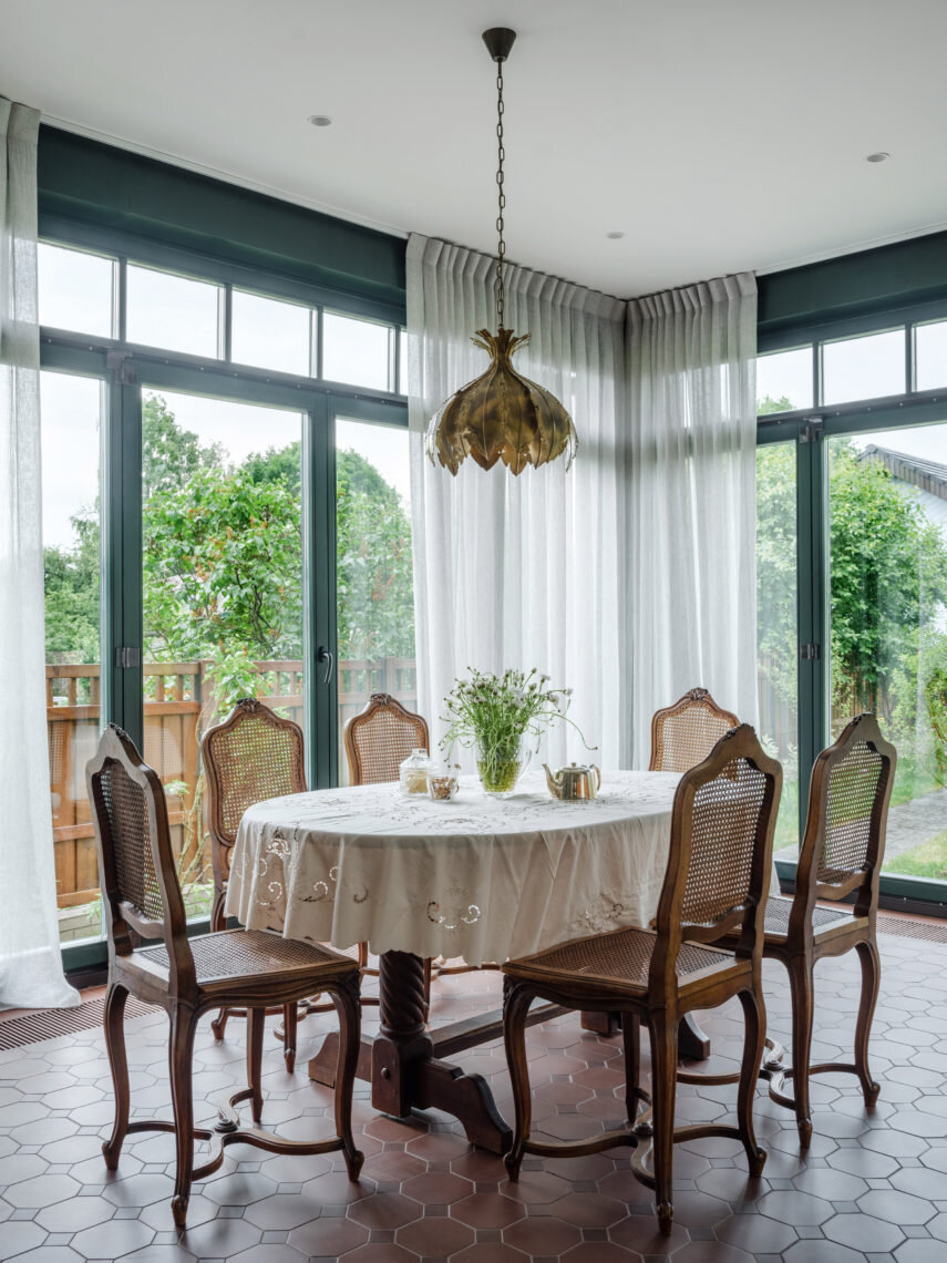 Дом дизайнера Натальи Масловой в Подмосковье. Обеденная зона на веранде. Стол из Голландии, стулья из Англии, люстра из Франции, скатерть из Венеции — все винтаж. Фото: Михаил Лоскутов.