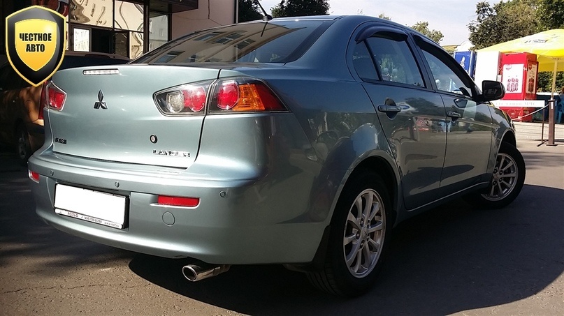 1 из 2Внешность после рестайлинга 2011 г. изменилась несильно: у задних фонарей фоновая подложка стала черной, «улыбка» переднего бампера сменилась грустной миной, а на трапеции решетки радиатора появилась хромированная окантовка.