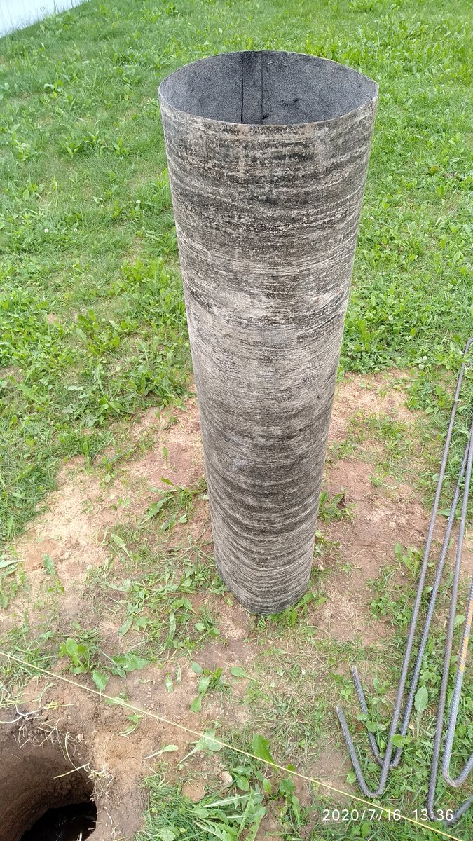 В которые были заведены арматурные скобы, для создания каркаса столба