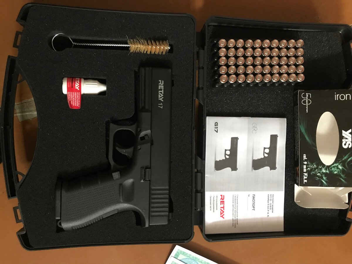 Описание охолощенный СХП пистолет Retay Glock 17, 9mm P.A.K: 
Охолощенный СХП пистолет Retay 17 (Glock) 9mm – это модификация для имитации выстрела на базе самозарядной огнестрельной модели Глок 17 австрийского производства, популярной во всем мире. Пистолет разработан турецким брендом Retay Arms. Этот пистолет в точности копирует свой огнестрельный прототип не только по внешнему виду, но и функционирует по идентичному с боевым пистолетом принципу.

Его автоматика работает с использованием отдачи при коротком ходе ствола. Заглушка в стволе модели делает невозможным боевой выстрел. Для имитации выстрела здесь используются светозвуковые патроны (9 мм P.A.K, 9 мм PA), выдающие громкий, эффектный выстрел.

Вместимость магазина у охолощенного Retay 17 – 14 боеприпасов. Реализация опции блоубэк гарантирует реалистичность каждого выстрела, и дает ощущения владения реальным боевым оружием. Режим стрельбы – полуавтоматический (как в боевом варианте), УСМ пистолета одиночного действия. Установлен предохранитель ручного типа.

Для максимального внешнего сходства с боевым прототипом установлены мушка с целиком. Как уже говорилось выше, исполнение охолощенного пистолета Retay 17 (Glock) 9mm полностью соответствует боевому собрату, и со стороны невозможно догадаться о том, что данная модель не предназначена для ведения боевого огня.