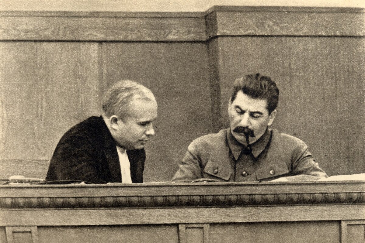 Хрущёв и Сталин. Источник: wikipedia.org