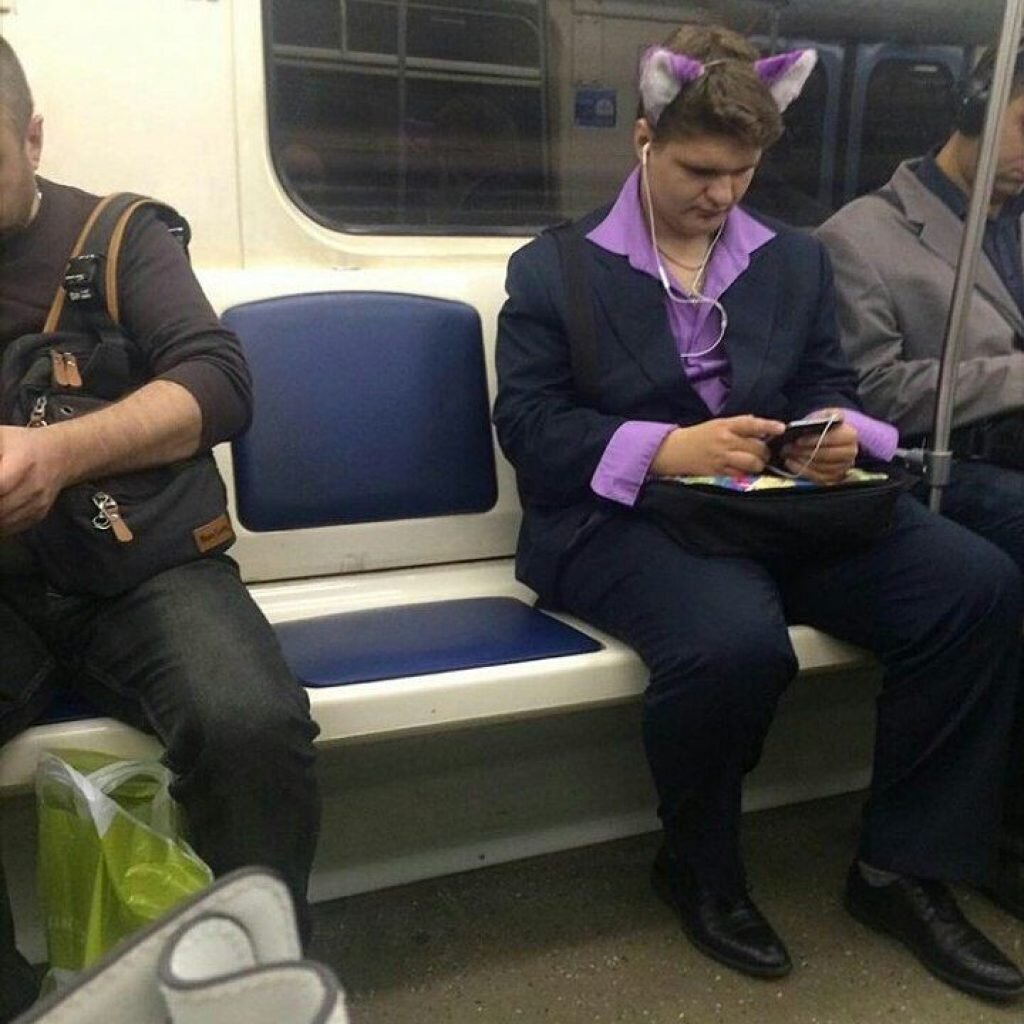 Случай в общественном транспорте. Люди в метро. K.lbdvtnhj. Смешные люди в метро.