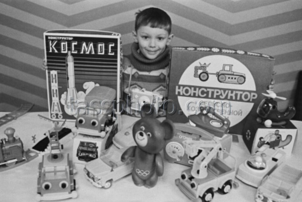 СССР. Москва. 1 января 1979 г. Первоклассник Сережа Ферапонтов возле любимых игрушек и конструкторов, выпускаемых заводом "Огонек".