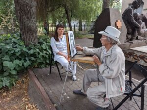 Тамбовские художники рисуют портреты врачей и медсестер, которые борются с коронавирусом. Акция проходит в парке у памятника военным медикам и завершится выставкой трогательных портретов.
