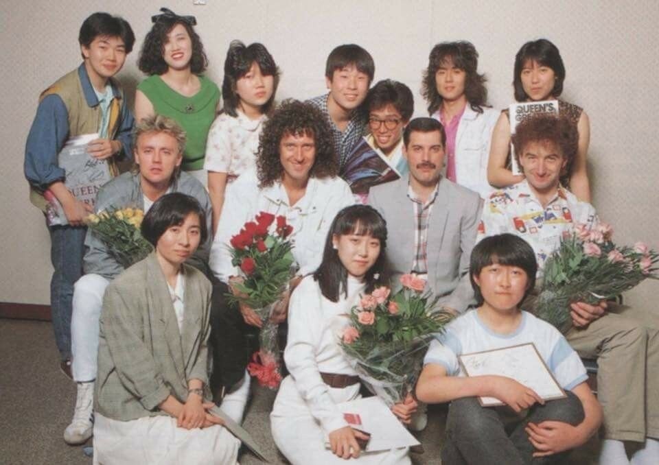 Музыканты с японскими поклонниками в 1985 году